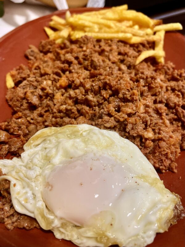 Huevo frito prueba de cerdo y patatas fritas en la bodega de Lucas