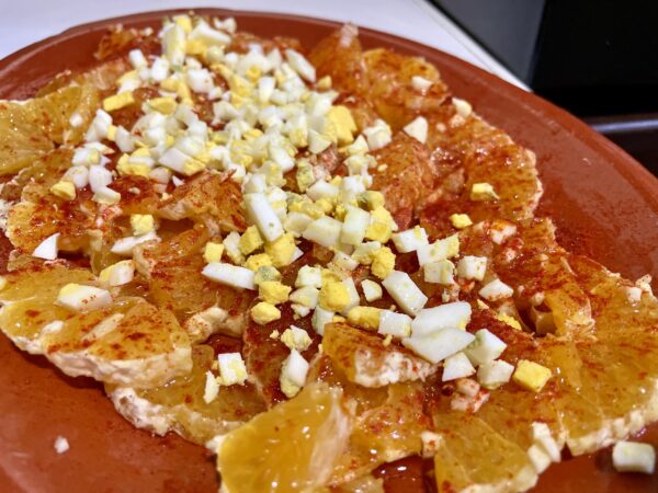 Platos tradicionales elaborados con nuestros productos en la terraza de la bodega de Lucas Robledillo de Gata