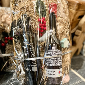 cesta regalo detalles de empresa navidad oleosetin vino de pitarra y aceite de oliva virgen extra jabones naturales